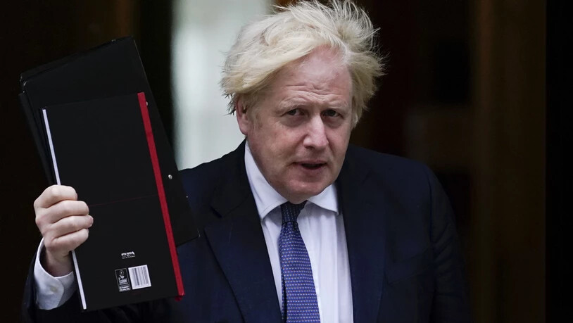 Boris Johnson, Premierminister von Großbritannien, verlässt 10 Downing Street. Via Twitter kündigte Johnson an, dass der geplante Sondergipfel der G7-Staaten zur brisanten Lage in Afghanistan an diesem Dienstag stattfinden soll. Foto: Alberto Pezzali/AP…