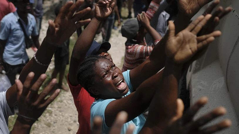 dpatopbilder - Nach dem schweren Erdbeben in Haiti ist die Zahl der Todesopfer auf 2207 gestiegen. 344 weitere Menschen werden zudem noch immer vermisst. Foto: Matias Delacroix/AP/dpa