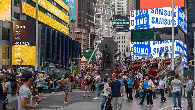 Das Times Square Riesenrad bietet Besuchern einen Blick den es so noch nicht gab. Aus 30 Meter Höhe kann der Times Square bestaunt werden. Das Riesenrad zwischen der 47. und 48. Straße, wird bis zum 14. September geöffnet sein. Foto: Ron Adar/SOPA Images…