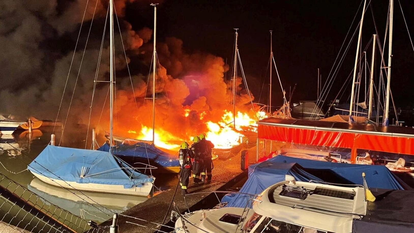 Ein grosses Feuer im Segelhafen von Lachen SZ am Obersee hat zehn Boote zerstört und weitere Schiffe beschädigt.