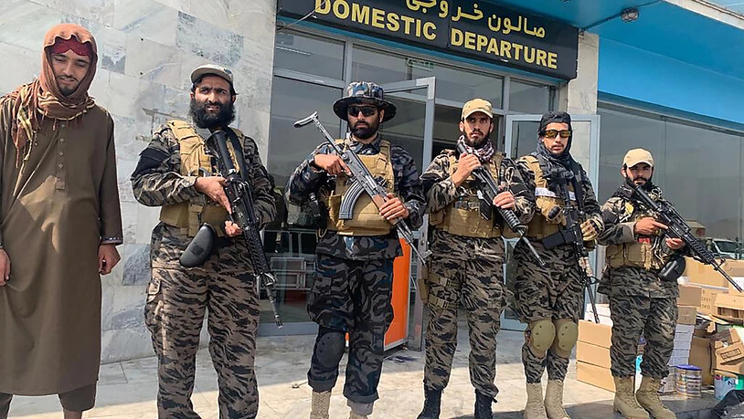 Kämpfer der Taliban stehen nach dem Abzug der USA auf dem internationalen Flughafen Hamid Karzai. Mit dem Abzug der letzten US-Soldaten vom Flughafen Kabul haben die Vereinigten Staaten den Militäreinsatz in Afghanistan nach fast 20 Jahren beendet. Foto:…