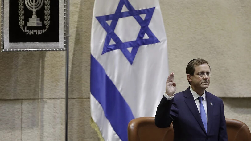 ARCHIV - Izchak Herzog bei seiner Vereidigungszeremonie im israelischen Parlament. Foto: -/AP/dpa
