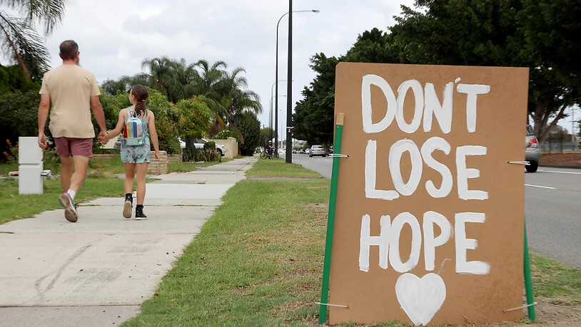 A sign reading 'Don't Lose Hope' is seen on the roadside on Guildford Road in Perth, Saturday, March 28, 2020. WA has 278 confirmed cases of coronavirus, including 14 people who are in hospital. (AAP Image/Richard Wainwright) NO ARCHIVING