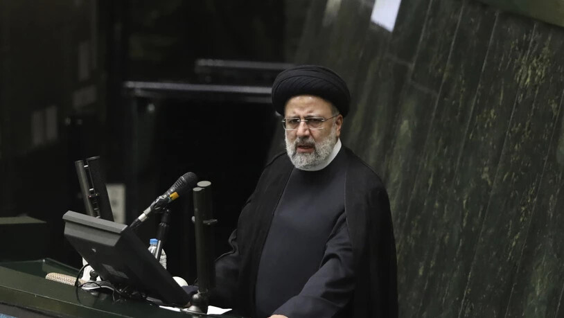 ARCHIV - Ebrahim Raisi, Präsident des Iran, spricht während einer Parlamentssitzung (25.08.2021). Raisi hatte vergangene Woche erneut betont, dass der Iran Verhandlungen für die Beilegung des Atomstreits begrüßen würde. Foto: Vahid Salemi/AP/dpa
