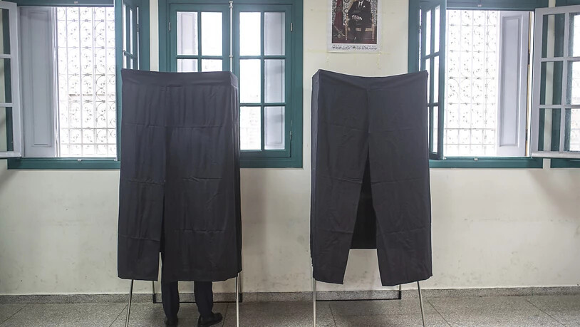 Ein Mann steht in einem Wahllokal in einer Wahlkabine und füllt seinen Stimmzettel aus. Zum dritten Mal nach der Verfassungsreform 2011 sind die Menschen in Marokko aufgerufen, ein neues Parlament zu wählen. Foto: Mosa'ab Elshamy/AP/dpa
