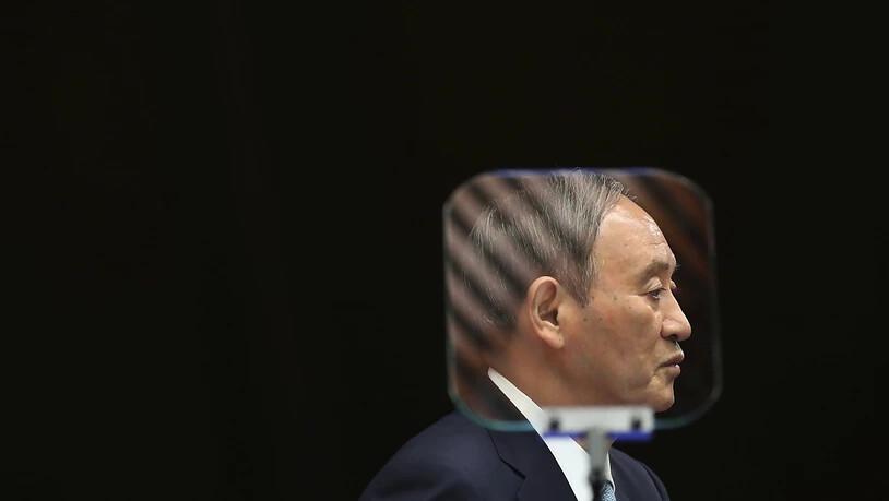 Japans Premierminister Yoshihide Suga spricht hinter einem Teleprompter. Wegen der schwierigen Corona-Lage verlängert Japan den Notstand für Tokio und weitere Regionen. Laut der Nachrichtenagentur Kyodo hat die Regierung beschlossen, den Notstand bis zum…