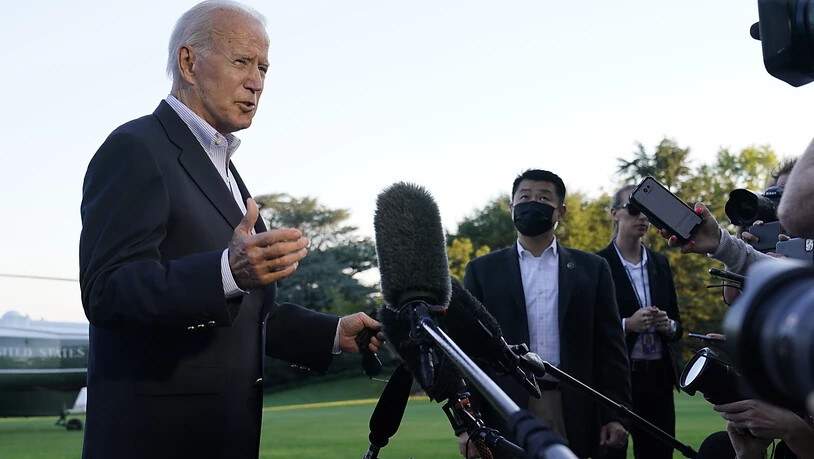 US-Präsident Joe Biden spricht mit Reportern. Berichten zufolge will Biden im Kampf gegen das Coronavirus eine Impfpflicht für Angestellte der Bundesregierung verfügen. Das berichteten am Donnerstag etwa der Sender CNN und die «Washington Post» unter…