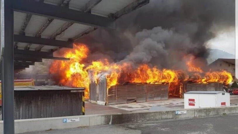 In der Industriezone «Isla» in Schluein ist ein Grossbrand ausgebrochen.