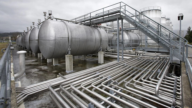 Tanks und ein Rohrsystem beim Betrieb der Alcosuisse in Delsberg: Die private Firma verwaltet derzeit ein temporäres Ethanol-Sicherheitslager. (Archivbild aus dem Jahr 2007)