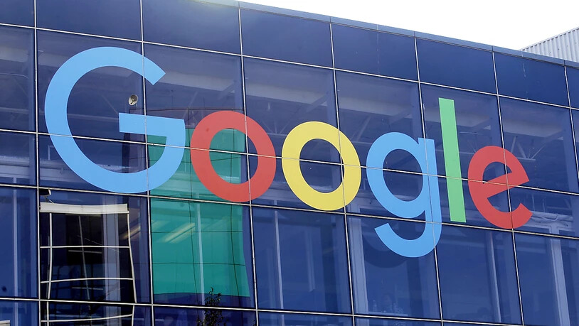 ARCHIV - Das Logo von Google an der Fassade des Hauptsitzes des Mutterkonzerns Alphabet. Zu Beginn der Parlamentswahl in Russland haben Google und Apple die App zum Protestwahl-Verfahren der «schlauen Abstimmung», das vom inhaftierten Kremlgegner Alexej…