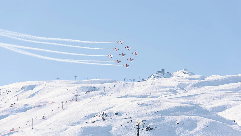 Nach einem spektakulären, aber glimpflich verlaufenen Unfall einer Kunstflugstaffel im Februar 2017 in St. Moritz ist der damalige Leiter des PC-7-Teams vor dem Militärgericht in Aarau freigesprochen worden. (Symbolbild)