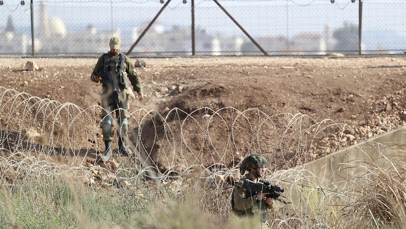 ARCHIV - Israelische Soldaten patrouillieren entlang der Grenze zwischen dem nördlichen Westjordanland und Israel. Foto: Ariel Schalit/AP/dpa