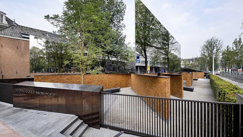 Das National Holocaust Memorial of Names an der Weesperstraat vom US-Architekten Daniel Libeskind. Am Sonntag it nach mehr als 76 Jahre nach Ende des Zweiten Weltkrieges und jahrelangem Rechtsstreit in Amsterdam das Nationale Holocaust Denkmal eingeweiht…