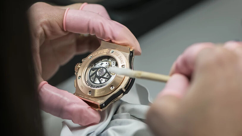 Weiterhin gut nachgefragt werden Schweizer Luxusuhren - im Bild ein Uhrmacher des waadtländischen Unternehmens Hublot. (Archvbild)