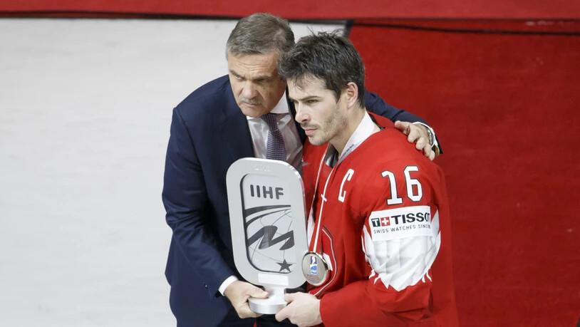 René Fasel gratuliert der Schweizer Nationalmannschaft (im Bild Captain Raphael Diaz) für den Gewinn der WM-Silbermedaille 2018