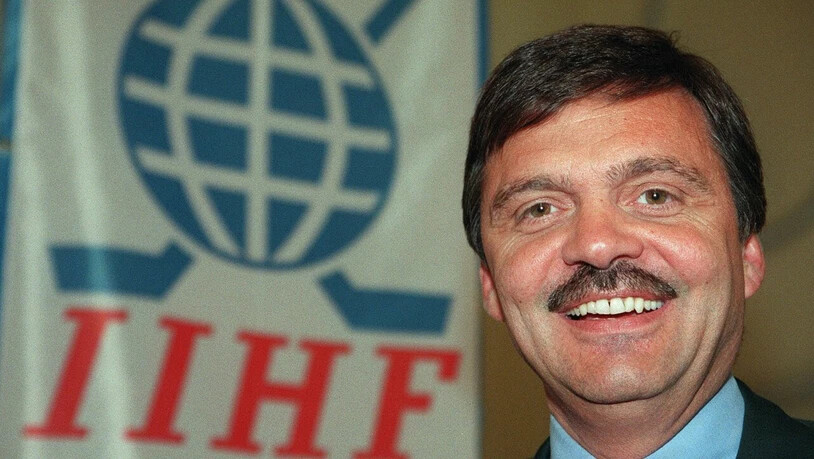 René Fasel 1998 in Lausanne, nachdem er für eine zweite Amtsperiode gewählt worden ist