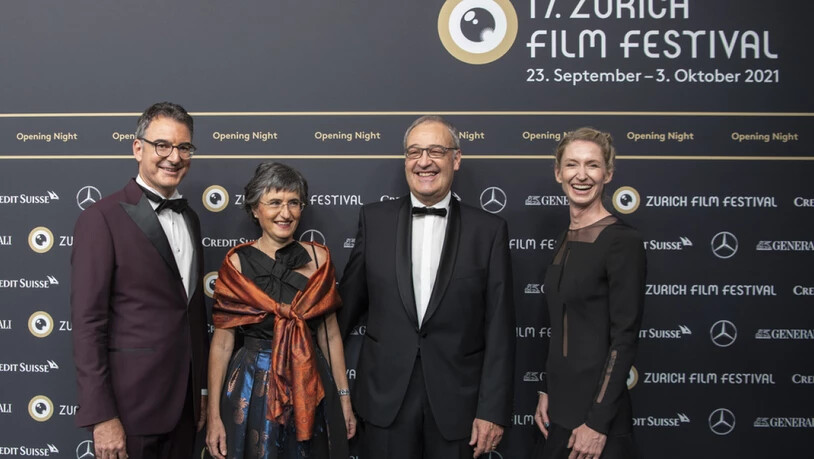 Hoher Besuch zur Eröffnung des Filmfestivals in Zürich: Bundespräsident Guy Parmelin und seine Frau Caroline (beide in der Mitte).