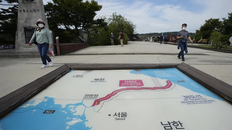 Menschen gehen an einer Karte der beiden Koreas vorbei. Die Schwester des nordkoreanischen Machthabers Kim Jong Un, Kim Yo Jong, nannte den erneuten Vorstoß des südkoreanischen Präsidenten, ein formales Ende des Korea-Kriegs (1950-53) zu erklären, eine …