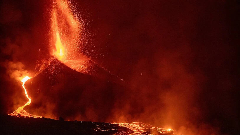 Der Vulkan Cumbre Vieja auf La Palma stößt Lava aus. Foto: Kike Rincón/EUROPA PRESS/dpa