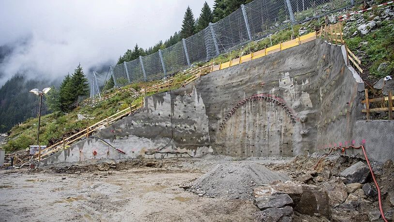 Das Tunnelportal beim offiziellen Spatenstich zum Baustart der zweiten Röhre des Gotthard-Strassentunnels in Göschenen.