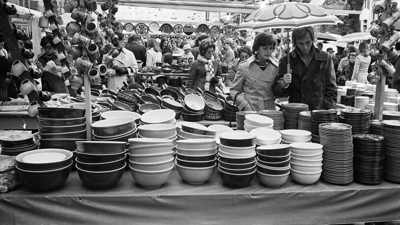 Der Häfelimarkt auf dem Petersplatz im Jahr 1974.