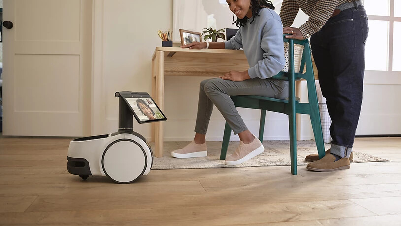 Haushaltsroboter gelten als das nächste grosse Ding im Smarthome. Amazon macht jetzt den ersten Schritt mit dem Astro, einer Art rollendem Tablet mit Kamera. Er eignet sich für Videochats und als mobile Überwachungsanlage - und hat auch einen…