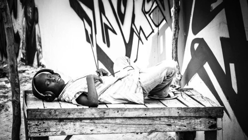 Die westafrikanische Fotografin Malika Diagana leuchtet mit ihren schwarz-weiss Fotografien das Leben in den Strassen von Dakar aus - und setzt dem gängigen westeuropäischen Afrikabild ihre eigenen Geschichten entgegen.