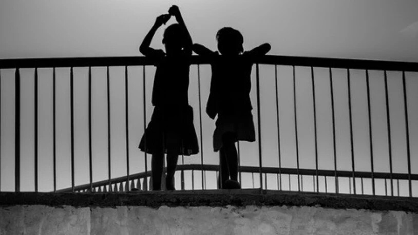 Eine Brücke, konturenhaft zwei Mädchen darauf, die Brücke besprüht mit Graffiti: Die Szene könnte in jeder grossen Stadt aufgenommen worden sein. So erzählt die westafrikanische Fotografin Malika Diagana mit Licht über Dakar.