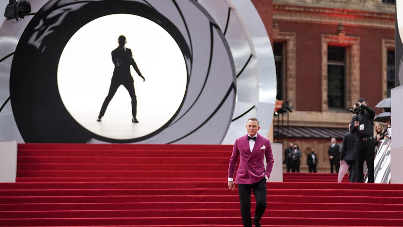 dpatopbilder - Daniel Craig, Schauspieler aus Großbritannien, bei der Weltpremiere des neuen James Bond Films «No Time to die» in London. Craig (53) soll auf Hollywoods «Walk of Fame» mit einer Sternenplakette verewigt werden. Foto: Matt Dunham/AP/dpa