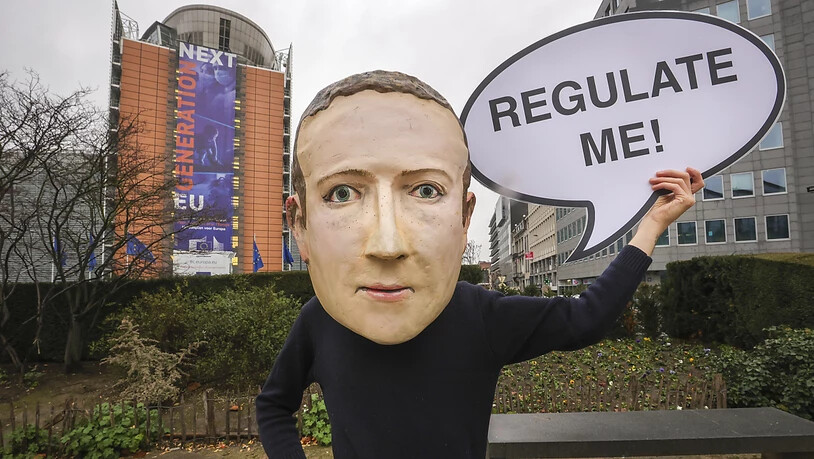 Facebook ist unter Beschuss: Demonstranten fordern eine stärkere Regulierung für Facebook (Archivbild).