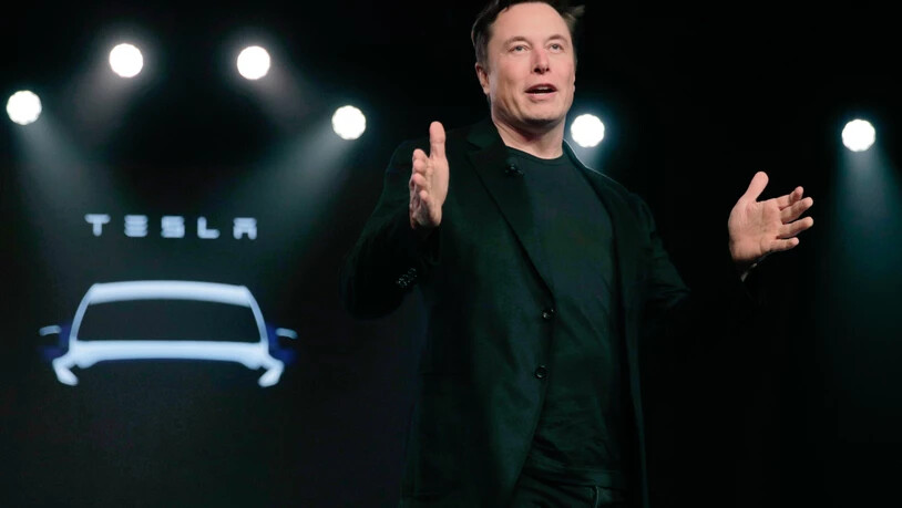 ARCHIV - Teslas CEO Elon Musk spricht vor der Enthüllung des Teslas Modell Y in Teslas Designstudio in Hawthorne, Kalifornien. In der in der Nacht zum Freitag gab Elon Musk bei der Hauptversammlung des Elektroauto-Herstellers bekannt, dass Tesla seinen…