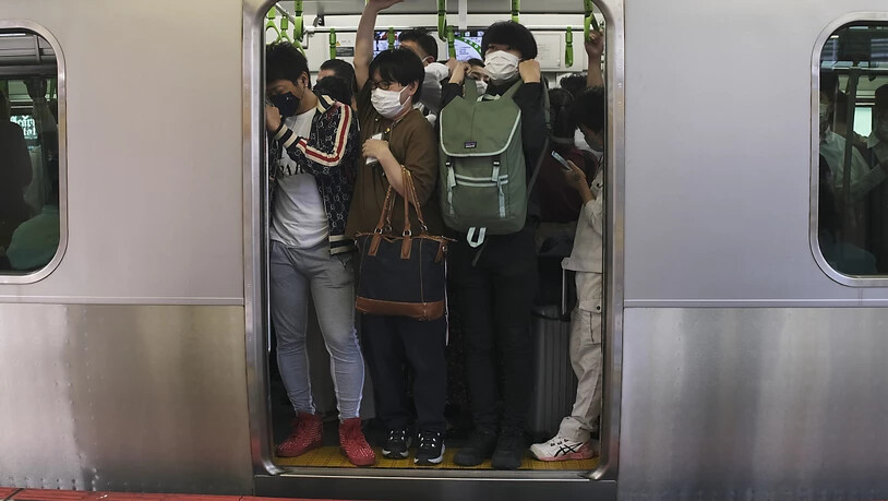 Pendler drängen sich in Tokio in einen Zugwaggon, nachdem ein starkes Erdbeben in der Nacht zum Donnerstag (Ortszeit) die Region Tokio erschüttert und Züge und U-Bahnen vorübergehend lahmgelegt hat. Bei dem Erdbeben sind laut Berichten japanischer Medien…
