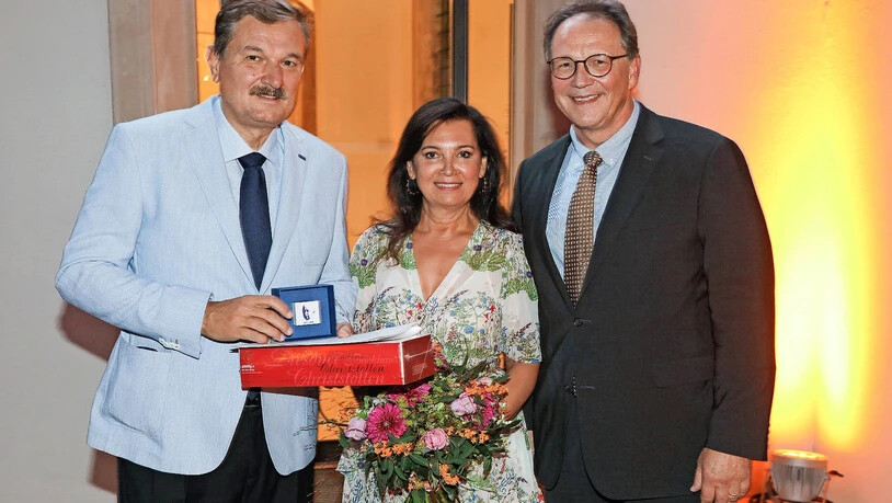 Professor Akdis (l.), zusammen mit seiner Frau Mübeccel, erhielt den Erich-Fuchs-Preis von ProfessorLudger Klimek, dem Präsidenten des Ärzteverbandes Deutscher Allergologen.
