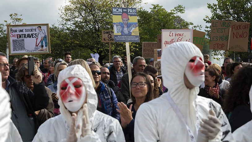 Demonstranten ziehen durch die Strassen von Genf, um gegen das Covid-Zertifikat zu protestieren.