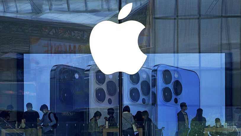 Der Apple-Konzern akzeptiert das Urteil im App-Store-Prozess nicht: Kunden in einem Apple-Store in Peking (Bild vom 28. September).