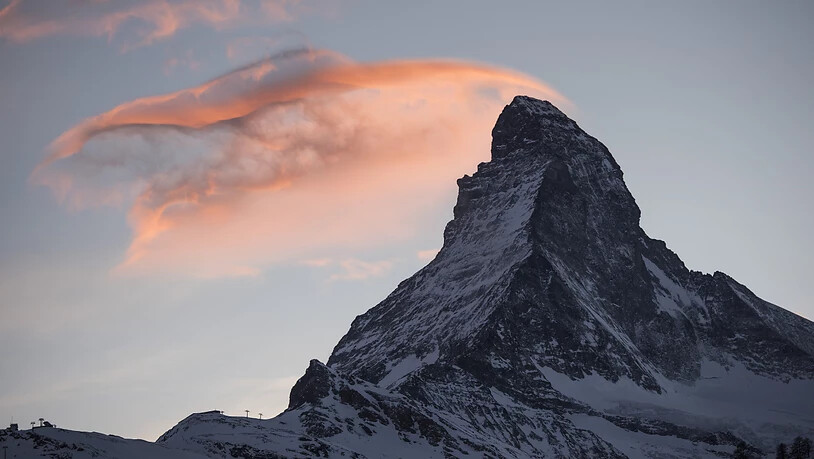 Eine Rettungsequipe der Air Zermatt hat am Sonntag am Matterhorn zwei Alpinisten mit schweren Erfrierungen evakuiert und ins Spital geflogen. (Archivbild).
