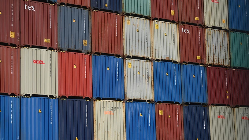 Weil Lastwagenfahrer fehlen, die die Container wegtransportieren, gibt es an britischen Häfen nun einen Container-Stau. (Symbolbild)