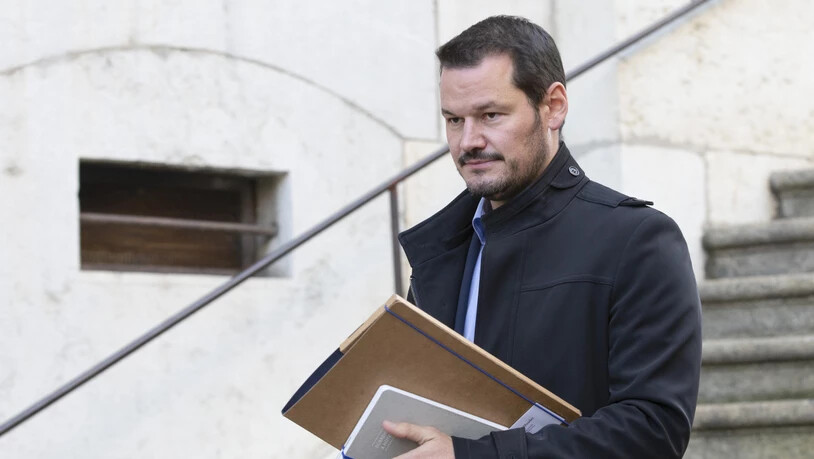 Pierre Maudet verlässt das Berufungsgericht in Genf. Seine Anwälte fordern einen Freispruch für den ehemaligen Staatsrat.