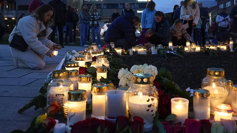 Personen zünden Kerzen an in Gedenken an die Opfer. Nach der Gewalttat mit fünf Toten in der norwegischen Kleinstadt Kongsberg kann die Polizei einen terroristischen Hintergrund nicht ausschließen. Die Zurechnungsfähigkeit des Tatverdächtigen wird von…