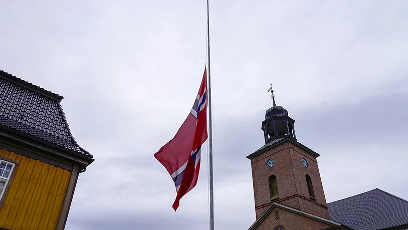 Eine Fahne weht nach der Gewalttat in Norwegen mit fünf Toten auf Halbmast. Foto: Terje Bendiksby/NTB/dpa