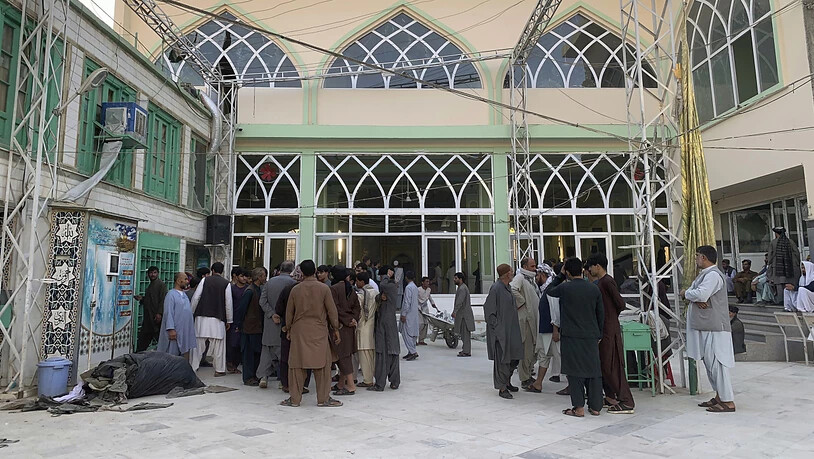 Menschen stehen in einer Moschee nach einer Explosion. Laut Mitteilung der staatlichen Nachrichtenagentur Bachtar m Freitag sind bei einer Serie von Selbstmordanschlägen auf eine schiitische Moschee in der südafghanischen Stadt Kandahar mindestens 32…