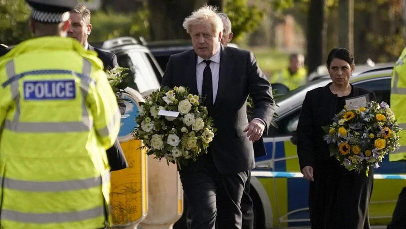 Der britische Premierminister Boris Johnson am Tatort des tödlichem Angriffs auf einen britischen Abgeordneten in Leigh-On-Sea. Foto: Alberto Pezzali/AP/dpa