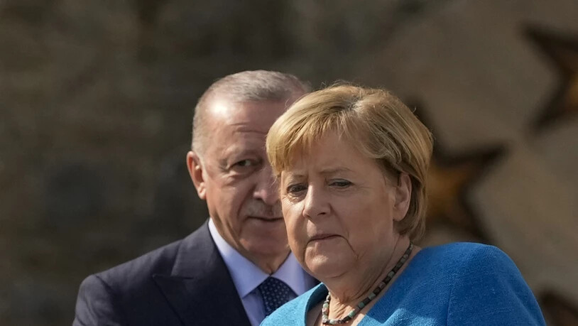 Recep Tayyip Erdogan (l), Staatspräsident der Türkei empfängt Bundeskanzlerin Angela Merkel (CDU) am Präsidentenpalast Huber Villa in Istanbul. Foto: Francisco Seco/AP/dpa