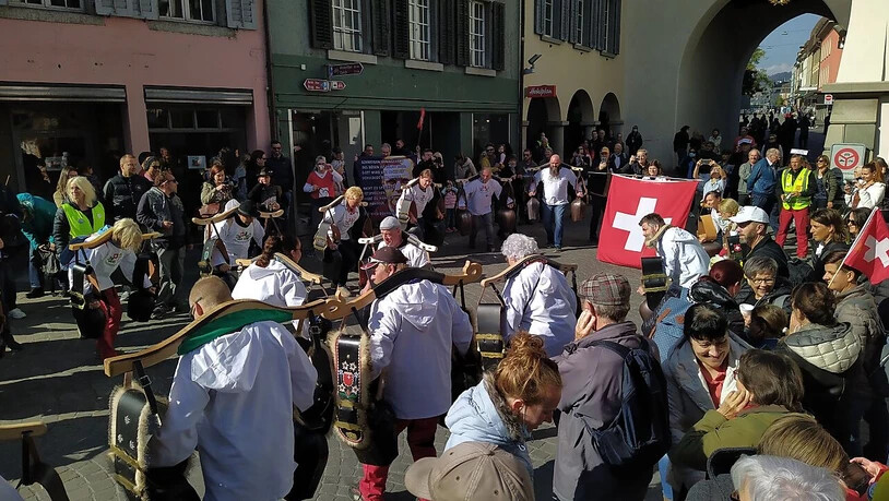 An der Kundgebung in Baden waren auch die sogenannten "Freiheitstrychler" anwesend.