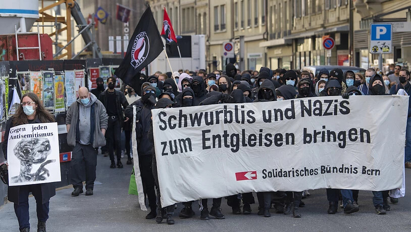 Kundgebung gegen die Massnahmen-Gegner in Bern, organisiert vom Solidarischen Bündnis Bern.