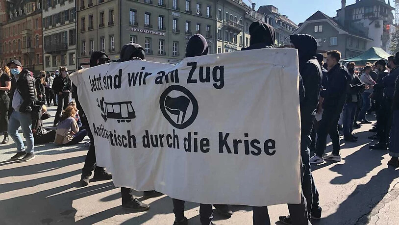 In Bern gingen mehrere hundert Menschen vom sogenannten Solidarischen Bündnis Bern unter dem Motto "Solidarisch aus der Krise - solidarisch gegen Rechts!" auf die Strasse.
