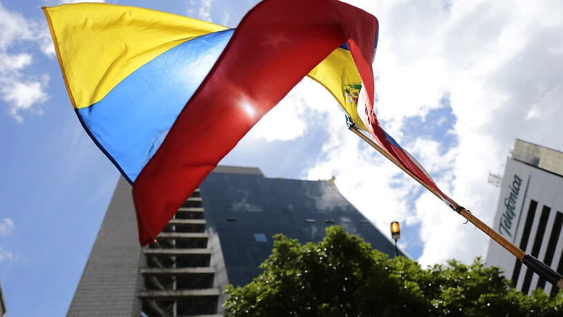 ARCHIV - Die Fahne von Venezuela vor einem Gebäude in der Hauptstadt Caracas. Foto: Rafael Hernandez/dpa
