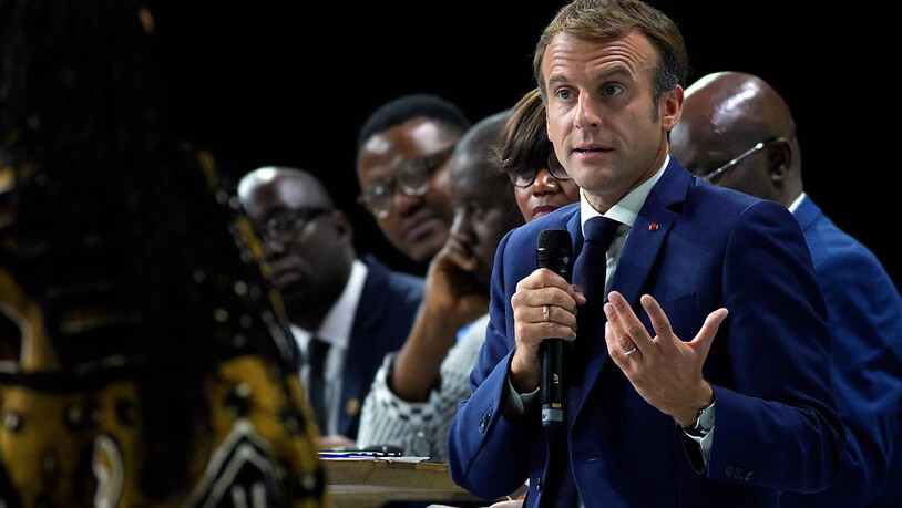 ARCHIV - Frankreichs Präsident Emmanuel Macron spricht 60 Jahre nach dem blutigen Massaker an Algeriern in Paris. Foto: Daniel Cole/AP/dpa