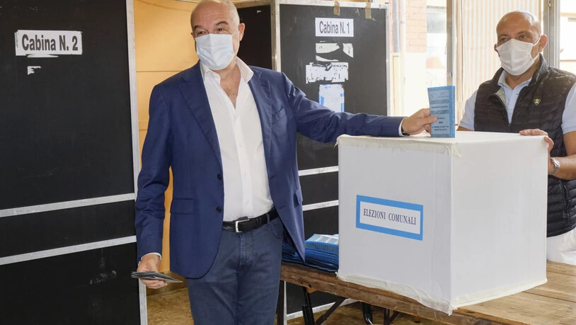 Enrico Michetti (l), Mitglied der rechtspopulistischen Partei «Fratelli d'Italia», wirft seinen Stimmzettel in die Urne. Foto: Mauro Scrobogna/LaPresse/AP/dpa