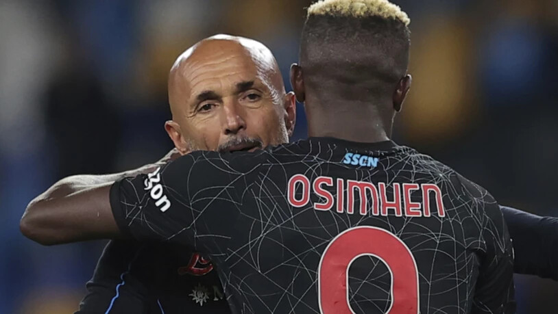 Napolis Torschütze Victor Osimhen wird von Cheftrainer Luciano Spalletti beglückwünscht